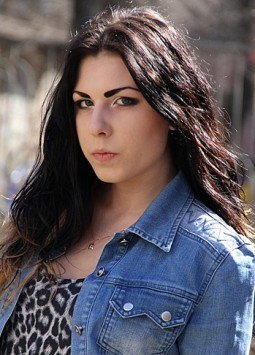 Nadya from Zaporozhye, 27 years, with green eyes, black hair, Christian, doctor.
