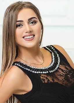 Yana from Kharkiv, 34 years, with green eyes, light brown hair, Christian, Consultant.