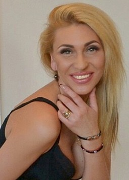 Olga from Odessa, 40 years, with green eyes, blonde hair, Christian, Make up artist.