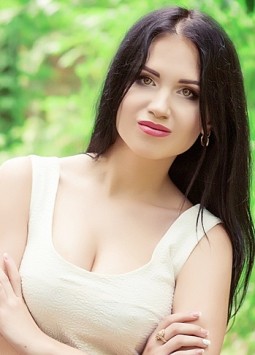 Catherine from Luhansk, 33 years, with hazel eyes, black hair, Christian, Economist.