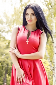 Catherine from Luhansk, 33 years, with hazel eyes, black hair, Christian, Economist. #10