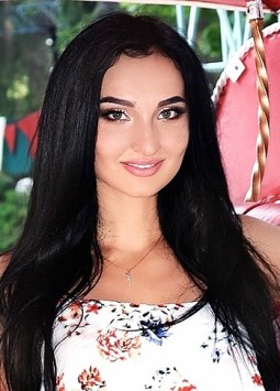 Olga from Kharkov, 32 years, with brown eyes, light brown hair, Christian, Bank Assistant.