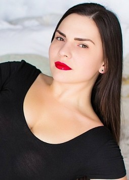 Tatiana from Nikolaev, 34 years, with green eyes, black hair, Christian, economist.