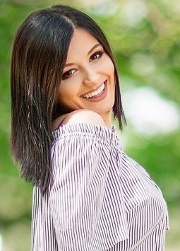 Anna from Nikolaev, 33 years, with brown eyes, dark brown hair, Christian, accountant.