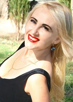 Julia from Nikolayev, 46 years, with green eyes, blonde hair, Christian, Designer.