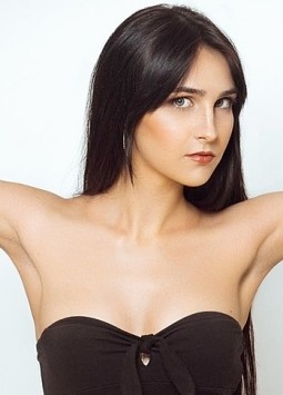 Daria from Kharkiv, 28 years, with green eyes, black hair, Christian, manager.