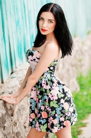 Yana from Cherkassy, 30 years, with green eyes, black hair, Painter. #11