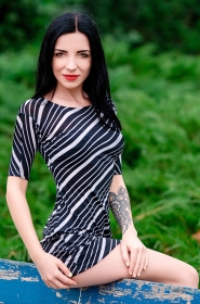 Yana from Cherkassy, 30 years, with green eyes, black hair, Painter. #12