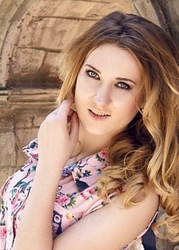 Yuliya from Kharkov, 25 years, with blue eyes, light brown hair, Christian, student.