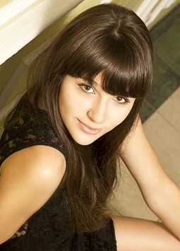 Elena from Nikolayev, 30 years, with green eyes, dark brown hair, Christian, business economy.
