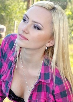 Julia from Kharkov, 32 years, with hazel eyes, blonde hair, Christian, actress.