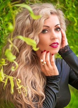 Irina from Odessa, 37 years, with green eyes, blonde hair, Christian, stylist.