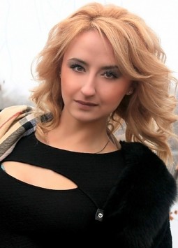 Nina from Dnipropetrovsk, 32 years, with brown eyes, blonde hair, Christian, journalist.