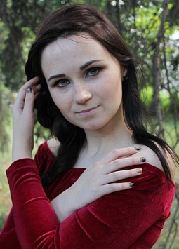 Svetlana from Kiev, 28 years, with grey eyes, black hair, Christian, Forex broker.