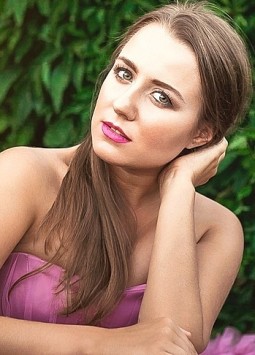 Elena from Кiev, 32 years, with green eyes, light brown hair, Christian, journalist.