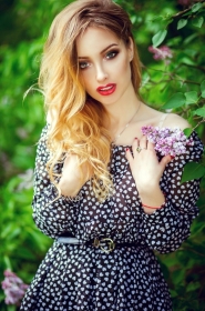 Valentina from Donetsk, 29 years, with green eyes, light brown hair, Christian, Painter. #12