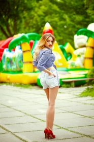Valentina from Donetsk, 29 years, with green eyes, light brown hair, Christian, Painter. #13