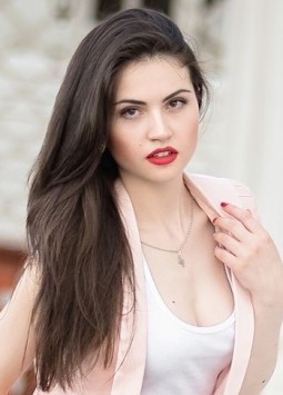 Irina from Nikolaev, 28 years, with brown eyes, black hair, Christian, banking.