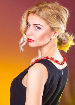 Larisa from Dnipro, 47 years, with green eyes, blonde hair, Christian, nurse.