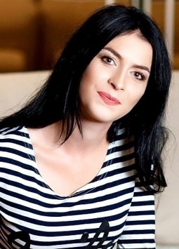 Katya from Lugansk, 39 years, with green eyes, black hair, Christian, Lawyer.