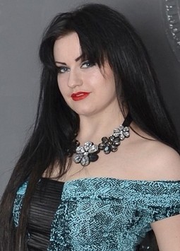 Anastasia from Kiev, 30 years, with green eyes, black hair, Christian, store manager.