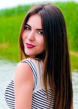 Olga from Kherson, 26 years, with hazel eyes, dark brown hair, Christian, Manicure Master.