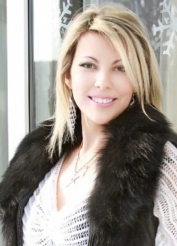 Oksana from Simferopol, 45 years, with brown eyes, blonde hair, Christian, doctor.