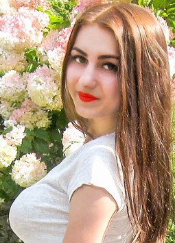 Olga from Kiev, 25 years, with brown eyes, light brown hair, Christian, Bank.