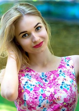 Yulia from Kherson, 26 years, with green eyes, blonde hair, Christian, correspondent.