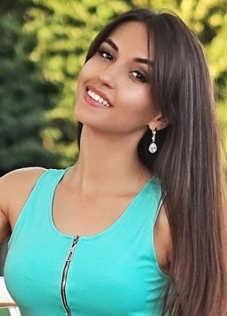 Kristina from Kharkov, 30 years, with hazel eyes, black hair, Christian, administrator in beauty salon.