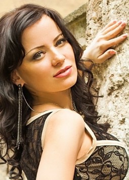 Oksana from Odessa, 47 years, with green eyes, black hair, Christian, manicurist.