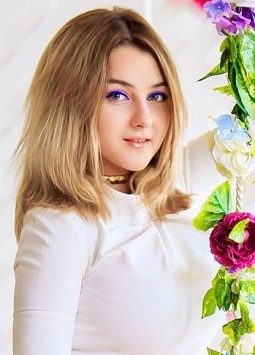 Anna from Zaporozhye, 27 years, with green eyes, blonde hair, Christian, Student.