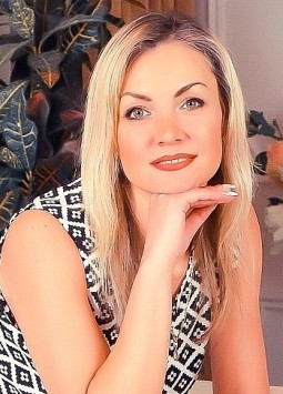 Elena from Kharkov, 44 years, with brown eyes, blonde hair, Christian, psychologist.