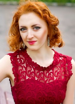 Alina from Alchevsk, 30 years, with green eyes, red hair, Christian, student.