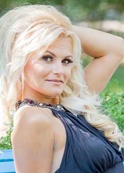 Olga from Odessa, 40 years, with green eyes, blonde hair, Christian, hair dresser.