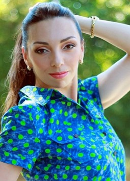 Ekaterina from Lugansk, 39 years, with brown eyes, black hair, Christian, painter.