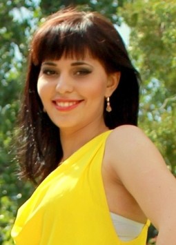 Inna from Luhansk, 34 years, with brown eyes, dark brown hair, Christian, economist.