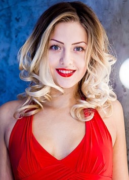 Elina from Dnepropetrovsk, 28 years, with green eyes, blonde hair, Christian, a teacher in a kindergarden.