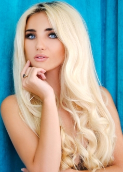 Yulia from Kiev, 35 years, with blue eyes, blonde hair, Christian, Visagiste.