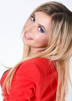 Yulja from Kharkov, 36 years, with brown eyes, blonde hair, Christian, administrator.