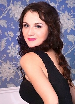 Olga from Pisochyn, 39 years, with green eyes, dark brown hair, Christian, Government employee.
