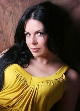Elena from Kharkov, 45 years, with green eyes, black hair, Christian, manicurist.