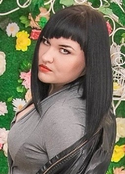 Olga from Nikolaev, 30 years, with green eyes, black hair, Christian, master nail service.